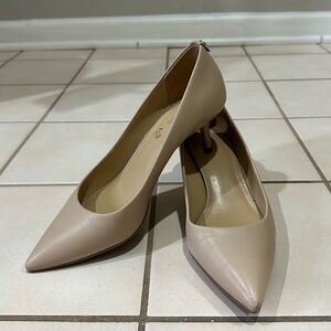 Michael Kors size 7 color beige like new